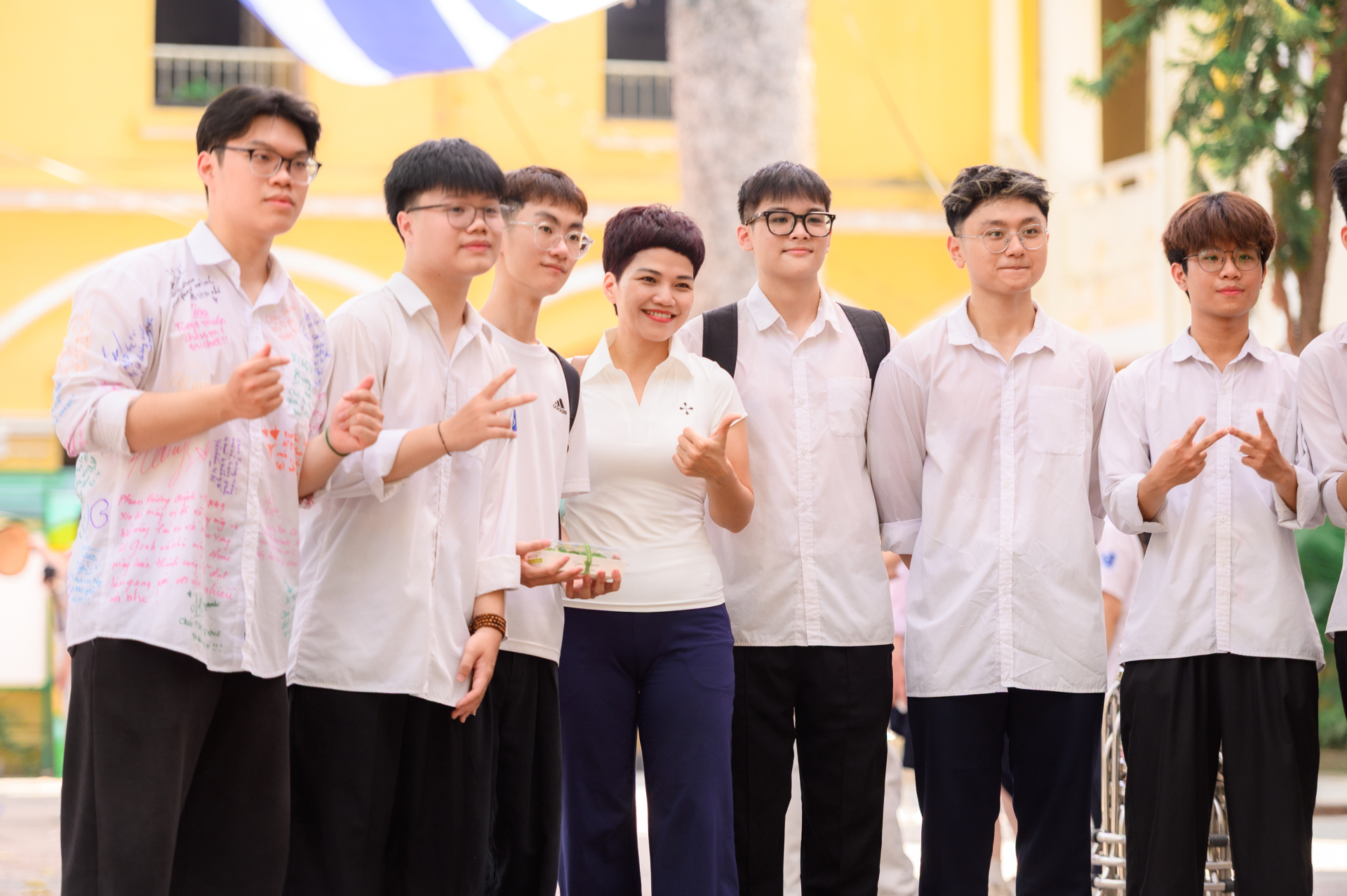 Ghé trường cấp 3 có cảnh quan đẹp nhất Hà Nội dự lễ bế giảng: Trời gần 40 độ, dàn nữ sinh vẫn chiếm trọn spotlight