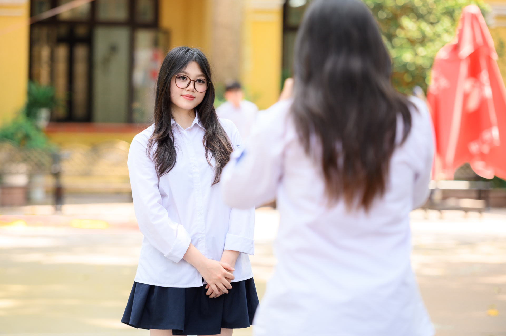 Ghé trường cấp 3 có cảnh quan đẹp nhất Hà Nội dự lễ bế giảng: Trời gần 40 độ, dàn nữ sinh vẫn chiếm trọn spotlight