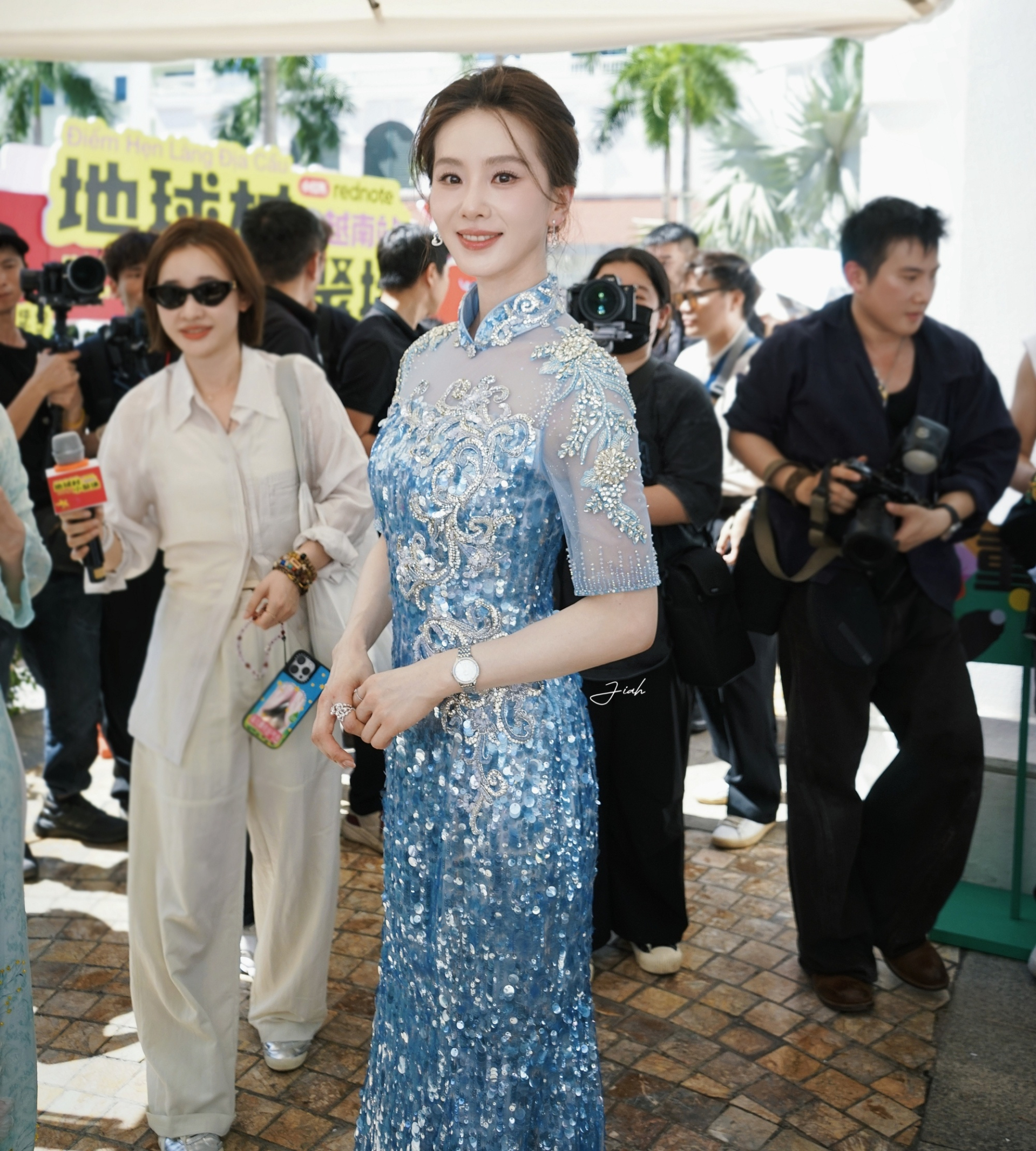 Lưu Thi Thi đến Hà Nội tham dự hoạt động giao lưu văn hóa do Trung tâm Văn hóa Trung Quốc kết hợp với nền tảng mạng xã hội Xiaohongshu tổ chức vào ngày 24/5. Trong lần đầu đến Việt Nam, mỹ nhân hàng đầu showbiz Hoa ngữ gây ấn tượng với visual không có điểm nào để chê. Ảnh: Weibo, Hoài Thủy Trúc Đình.