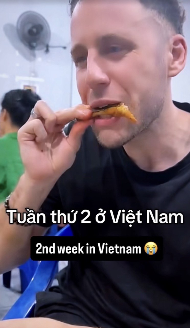 Khách Tây bất ngờ trước cảnh người Việt rần rần ra đường húp hủ tiếu gõ lúc 12 giờ đêm