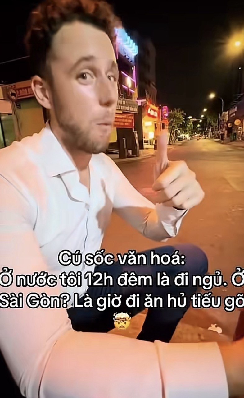 Khách Tây bất ngờ trước cảnh người Việt rần rần ra đường húp hủ tiếu gõ lúc 12 giờ đêm