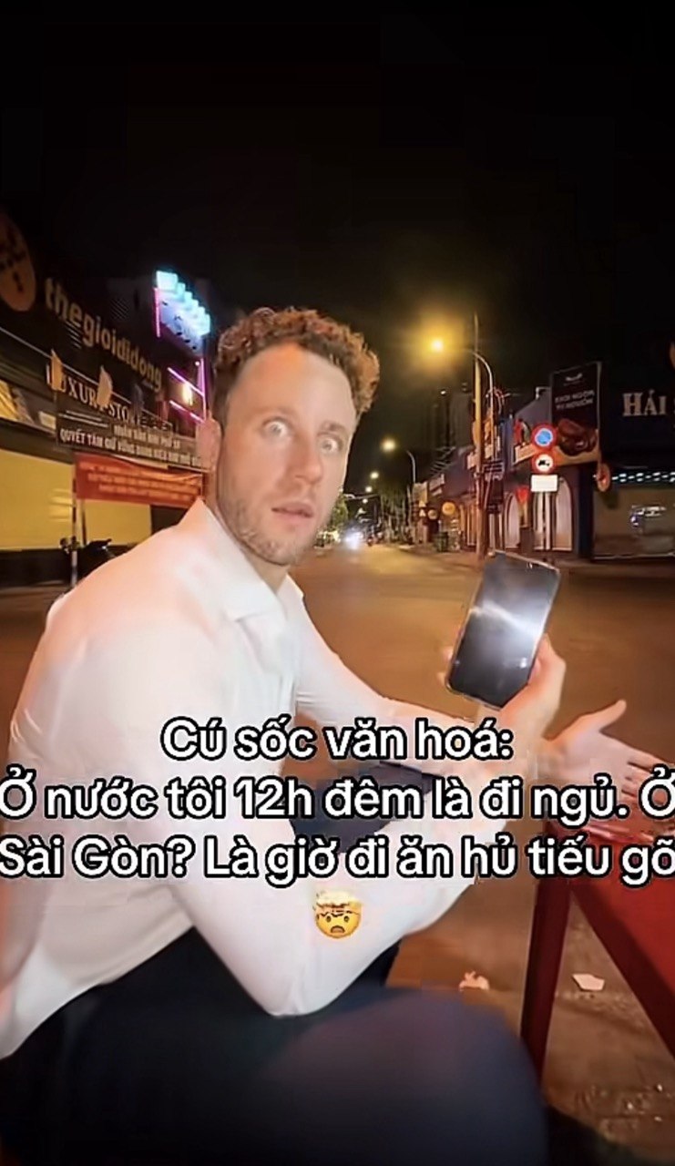 Khách Tây bất ngờ trước cảnh người Việt rần rần ra đường húp hủ tiếu gõ lúc 12 giờ đêm