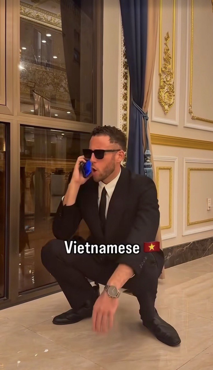 Khách Tây bất ngờ trước cảnh người Việt rần rần ra đường húp hủ tiếu gõ lúc 12 giờ đêm