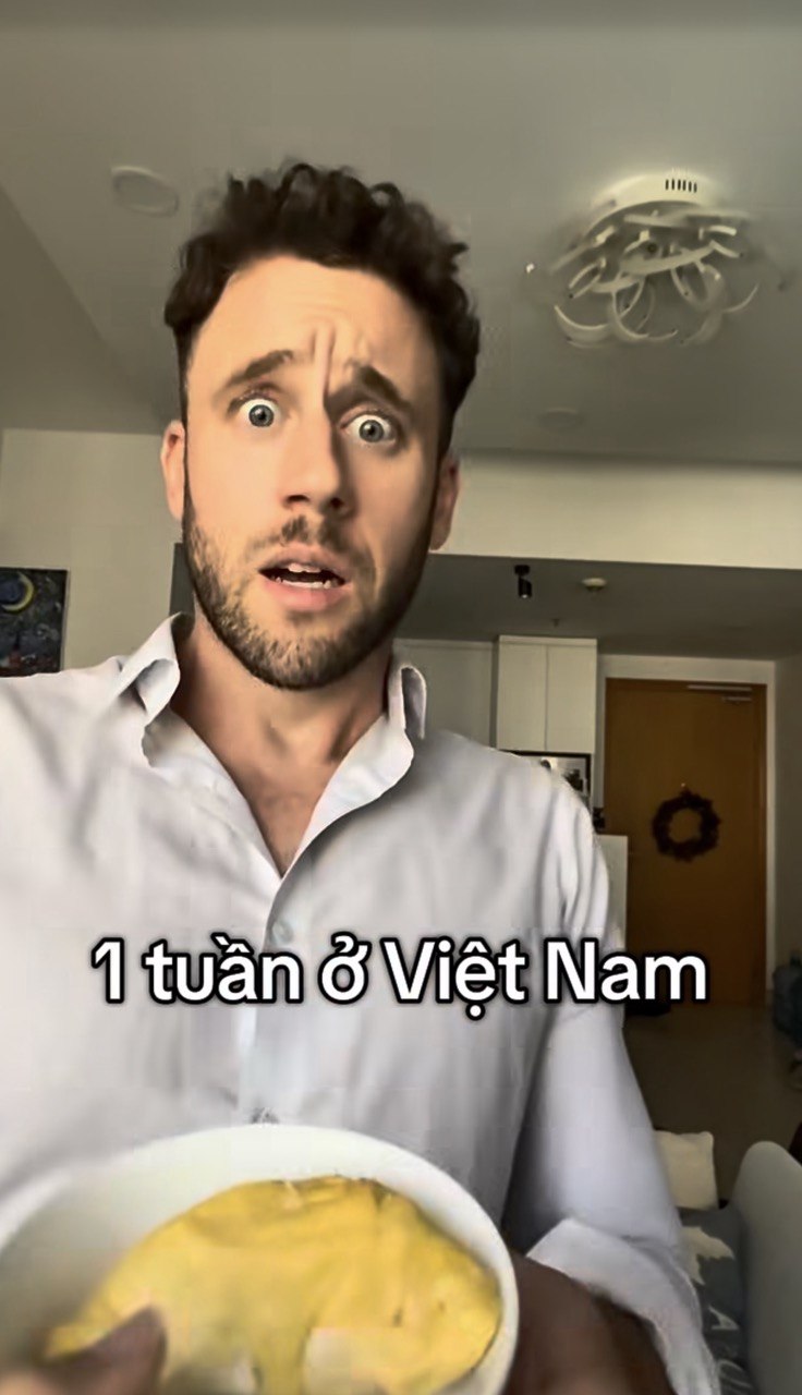 Khách Tây bất ngờ trước cảnh người Việt rần rần ra đường húp hủ tiếu gõ lúc 12 giờ đêm