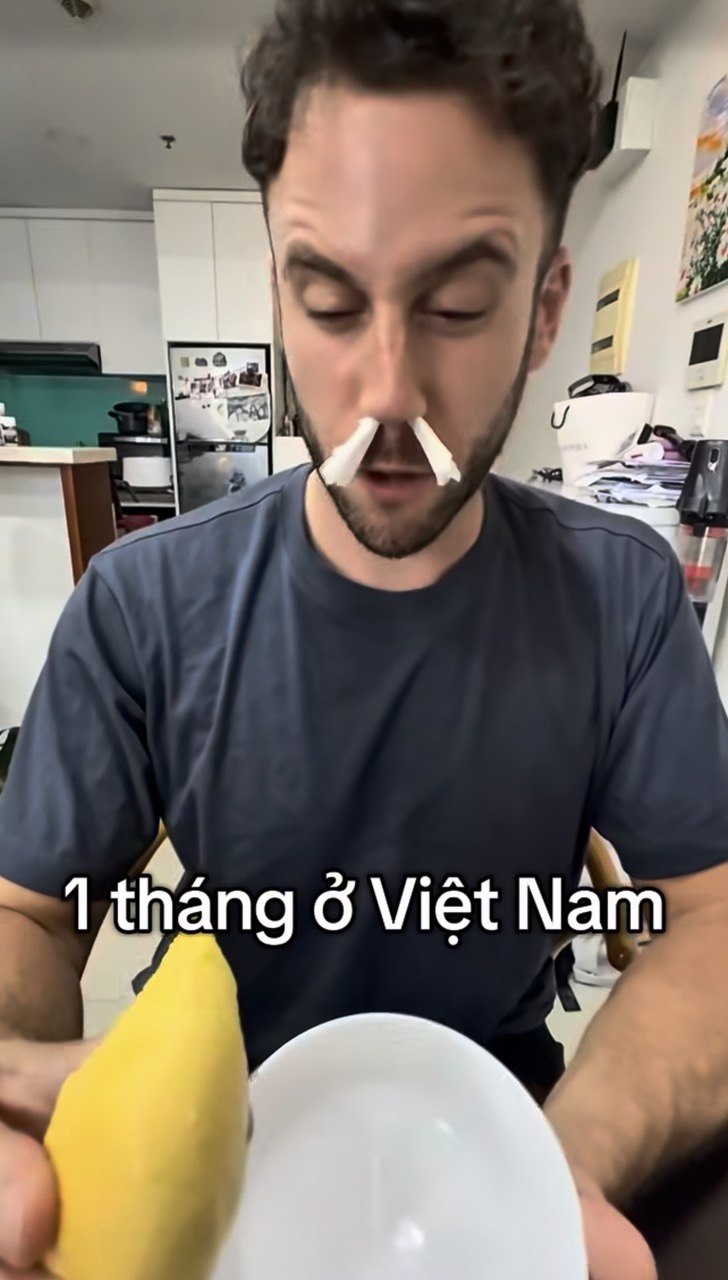 Khách Tây bất ngờ trước cảnh người Việt rần rần ra đường húp hủ tiếu gõ lúc 12 giờ đêm