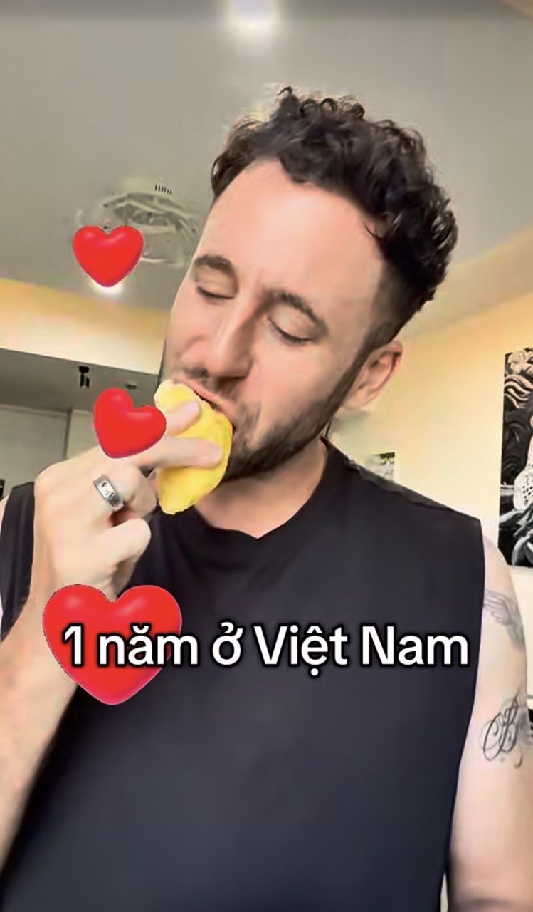 Khách Tây bất ngờ trước cảnh người Việt rần rần ra đường húp hủ tiếu gõ lúc 12 giờ đêm