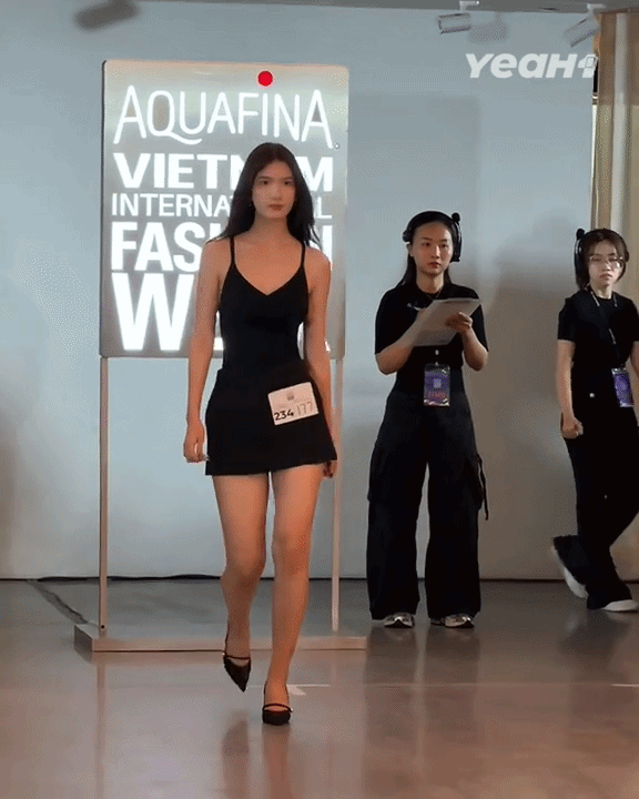 Một góc quay khác về màn catwalk của Thanh Giang (Nguồn: @yeah1music)