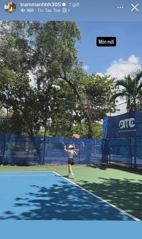 Trâm Anh - vợ JustaTee sau khi sinh em bé thứ 3 cũng đã đăng story tập tennis. Trước đó, Trâm Anh chơi pickleball cùng hội bạn thân toàn người đẹp như Thanh Huyền, Hạt Mít,... Cũng nhờ việc luyện tập thể thao chăm chỉ mà dù đã là mẹ bỉm 3 con nhưng vóc dáng của Trâm Anh vẫn khiến nhiều người trầm trồ.