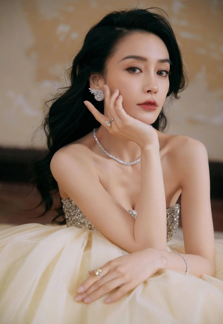 Angelababy bị cấm sóng 6 tháng vì đi xem show diễn 19+ của Lisa (BLACKPINK) ở quán bar thoát y Crazy Horse (Pháp). Ảnh: Sina.