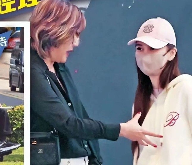 Angelababy bị quản lý mắng sa sả giữa phố nhưng không dám cãi lại. Ảnh: Sina.