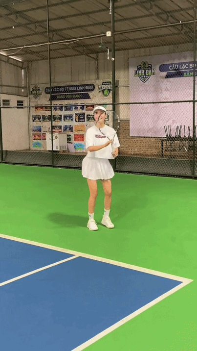 Huyền Lizzie cũng đã bắt đầu thử sức với bộ môn tennis thời gian gần đây. Trước đó, mỹ nhân phim Việt giờ vàng cũng có niềm đam mê với pickleball, thường xuyên ra sân cùng với hội bạn thân