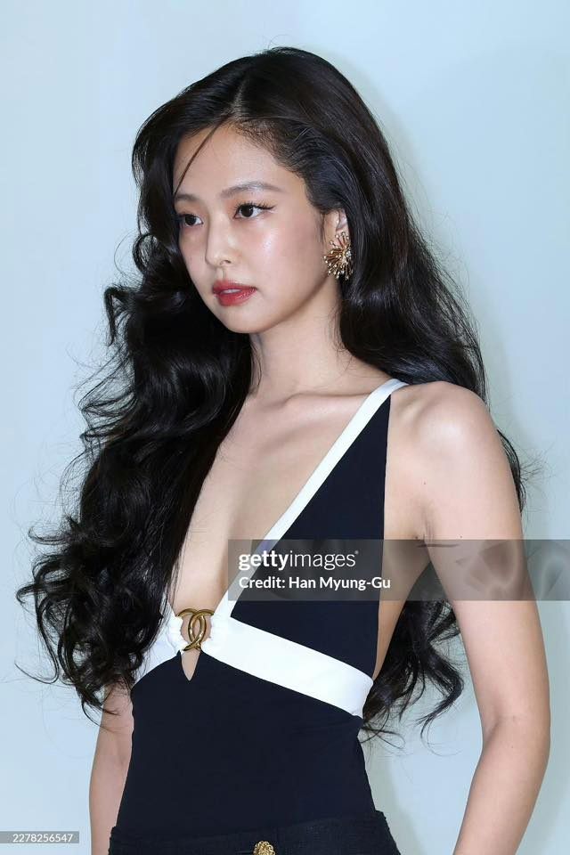 Bí mật đằng sau khuyết điểm trên gương mặt tỷ lệ vàng của Jennie (BLACKPINK)
