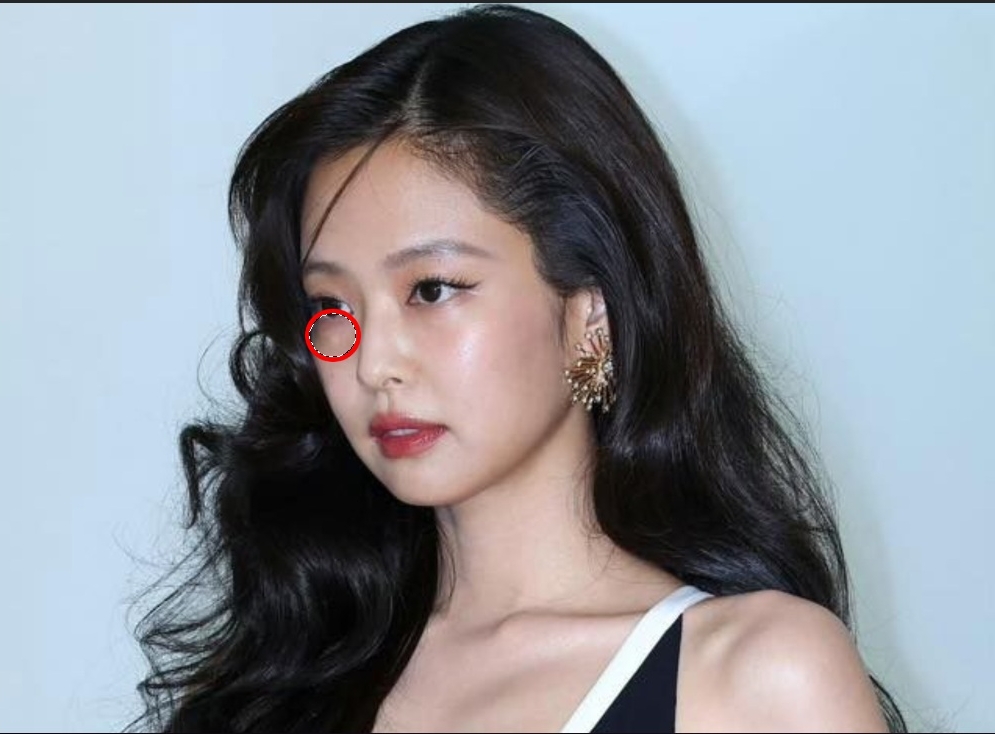 Jennie bất ngờ bị soi vết sẹo ngay dưới mắt khi dự sự kiện do Chanel tổ chức cách đây 2 hôm. Ảnh: X