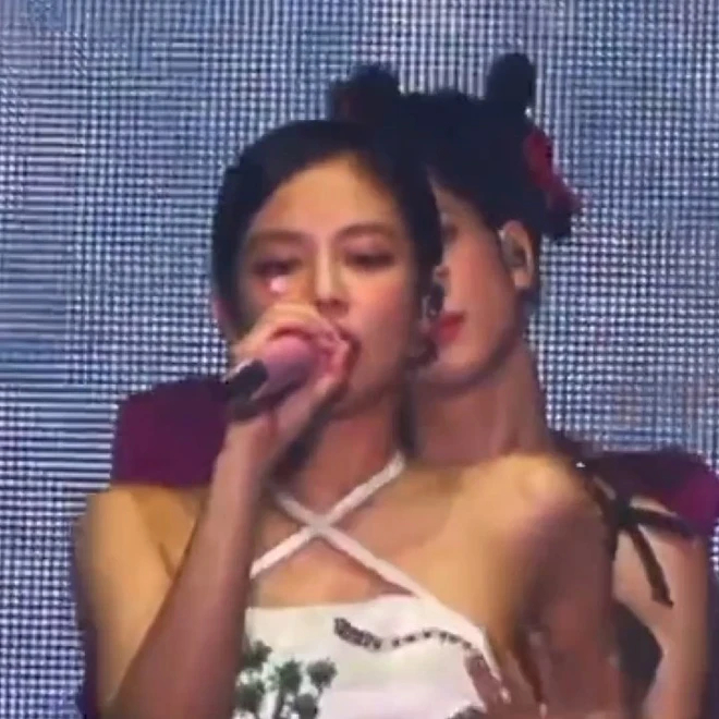 Bí mật đằng sau khuyết điểm trên gương mặt tỷ lệ vàng của Jennie (BLACKPINK)