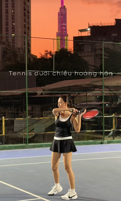 Tú Hảo chăm chỉ check-in trên sân tennis. Ngoài ra, cô cũng là tín đồ của pickleball, tập gym và các môn hoạt động khác như yoga, pilates,...