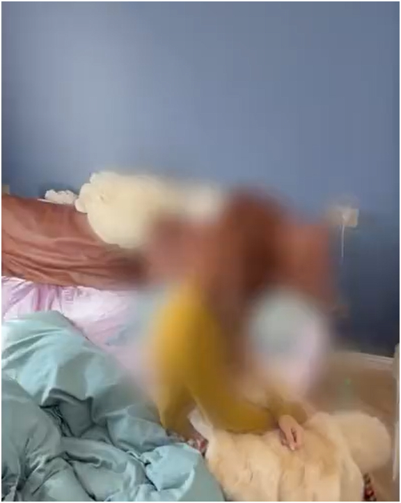 Cô bắt quả tang chồng và nhân tình ngay trên giường nhà.