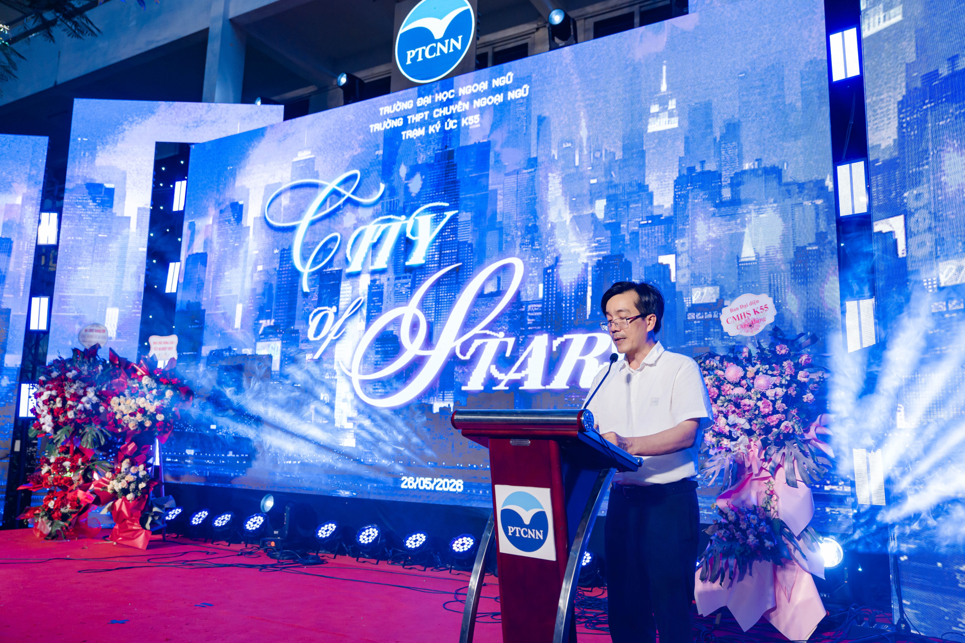 Thầy Nguyễn Phú Chiến - Hiệu trưởng Nhà trường phát biểu chia sẻ với K55