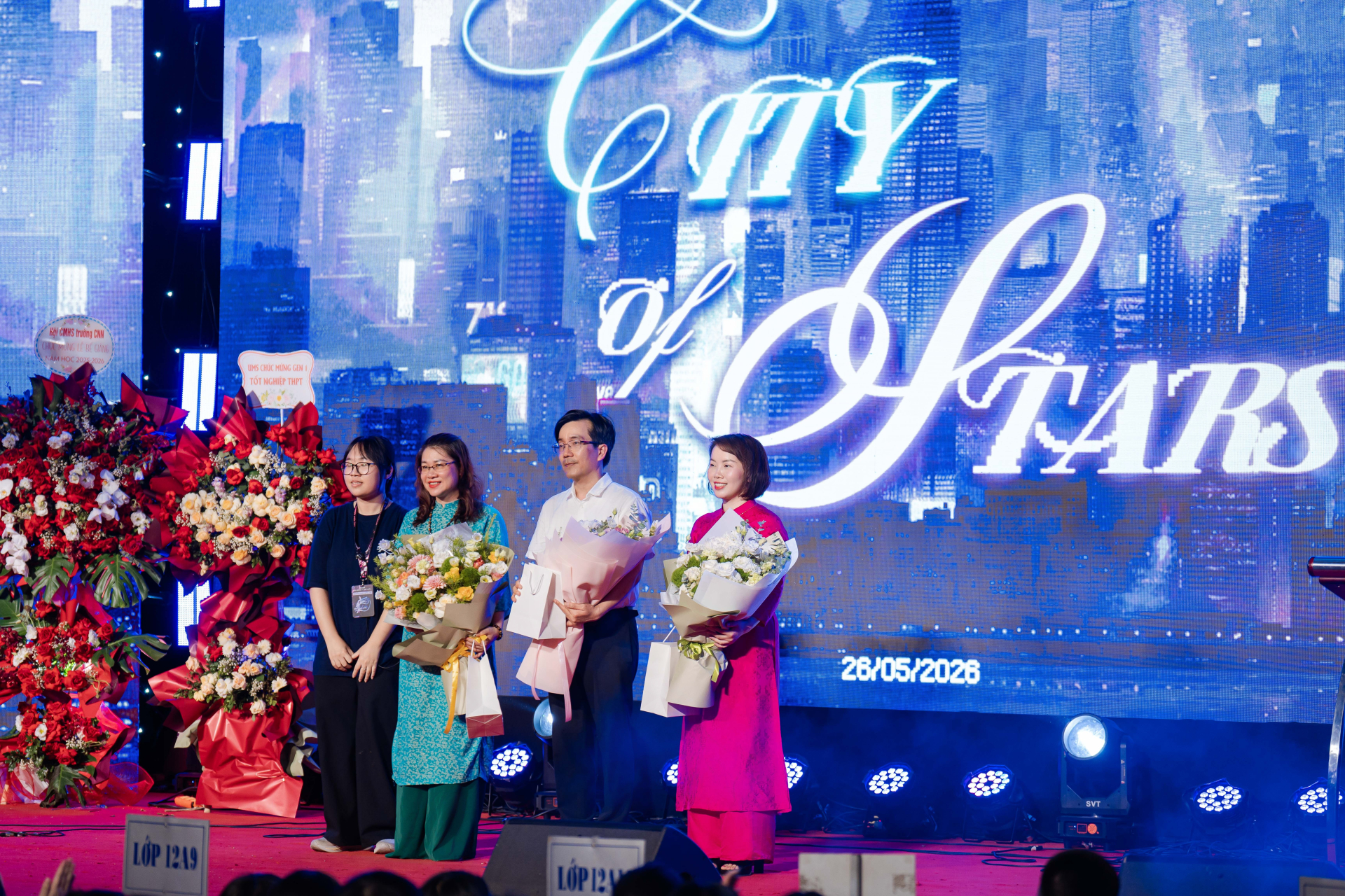 Những bó hoa tươi thắm thay lời tri ân sâu sắc của mỗi học sinh gửi tới các thầy cô giáo