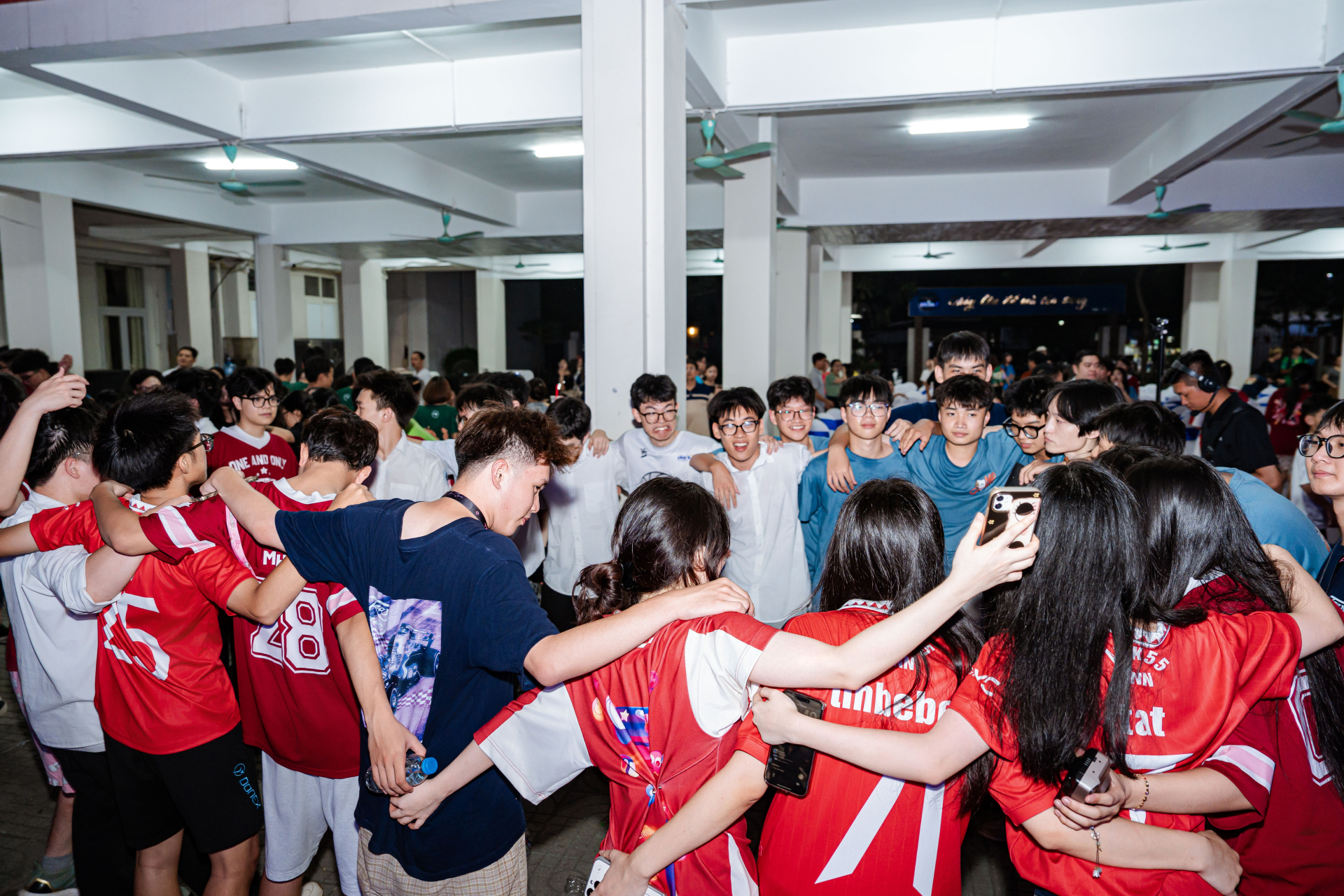 Khép lại chương trình, các học sinh K55 ngồi sát lại bên nhau, trao cho nhau những cái ôm và lưu lại những khoảnh khắc cuối cùng của tuổi học trò