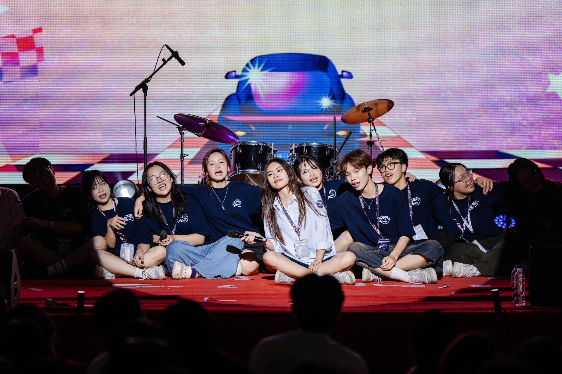 Xuyên suốt hơn 3 giờ đồng hồ, chương trình là chuyến hành trình quay ngược thời gian để học sinh K55 sống lại những ký ức đẹp nhất của tuổi học trò