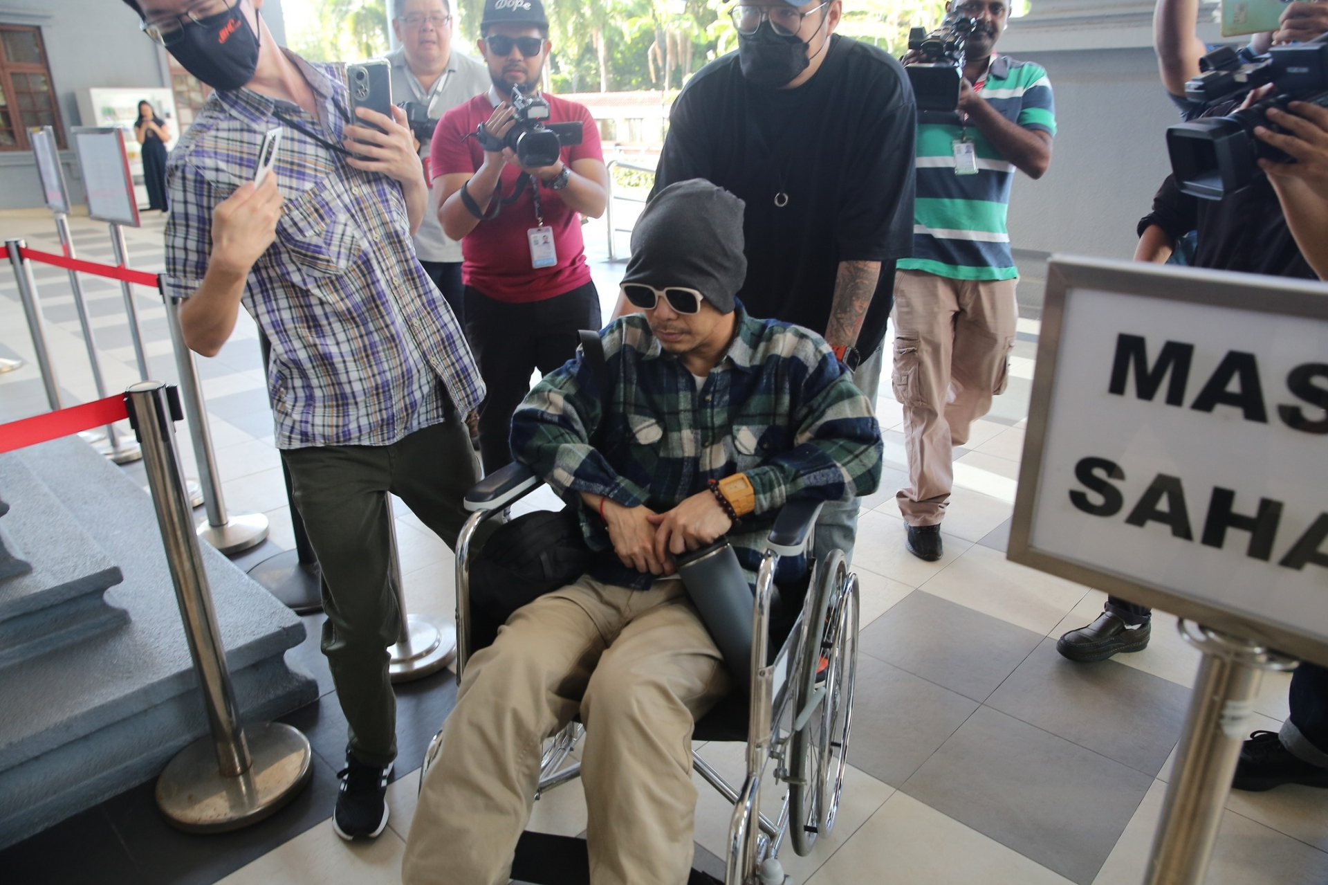 Namewee ngồi xe lăn hầu tòa. Nam nghệ sĩ vừa được tuyên trắng án trong phiên xét xử mới đây. Ảnh: Sinchew.