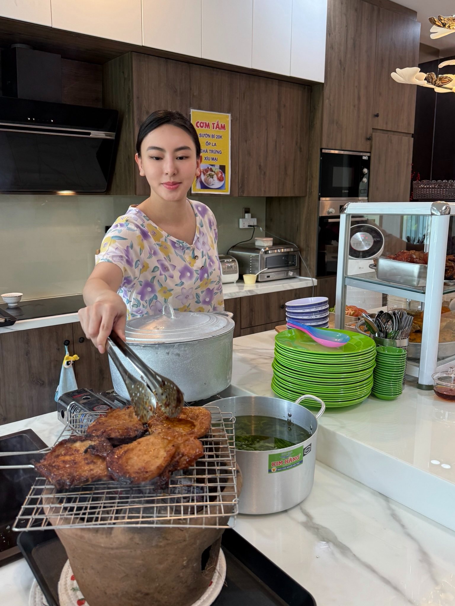 Cô đầu tư cả bếp than nướng sườn cho món cơm tấm chuẩn bị
