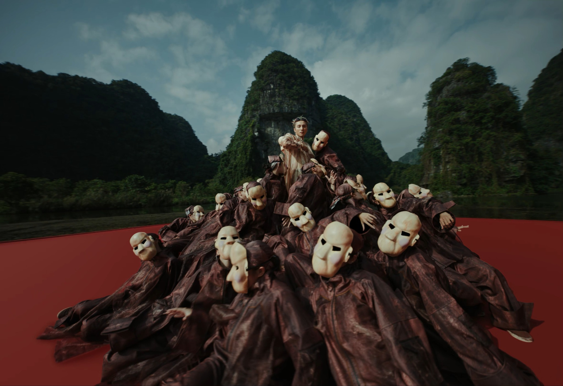 Come My Way đáng nói ở chỗ nó không cố trở thành MV hay nhất của Sơn Tùng