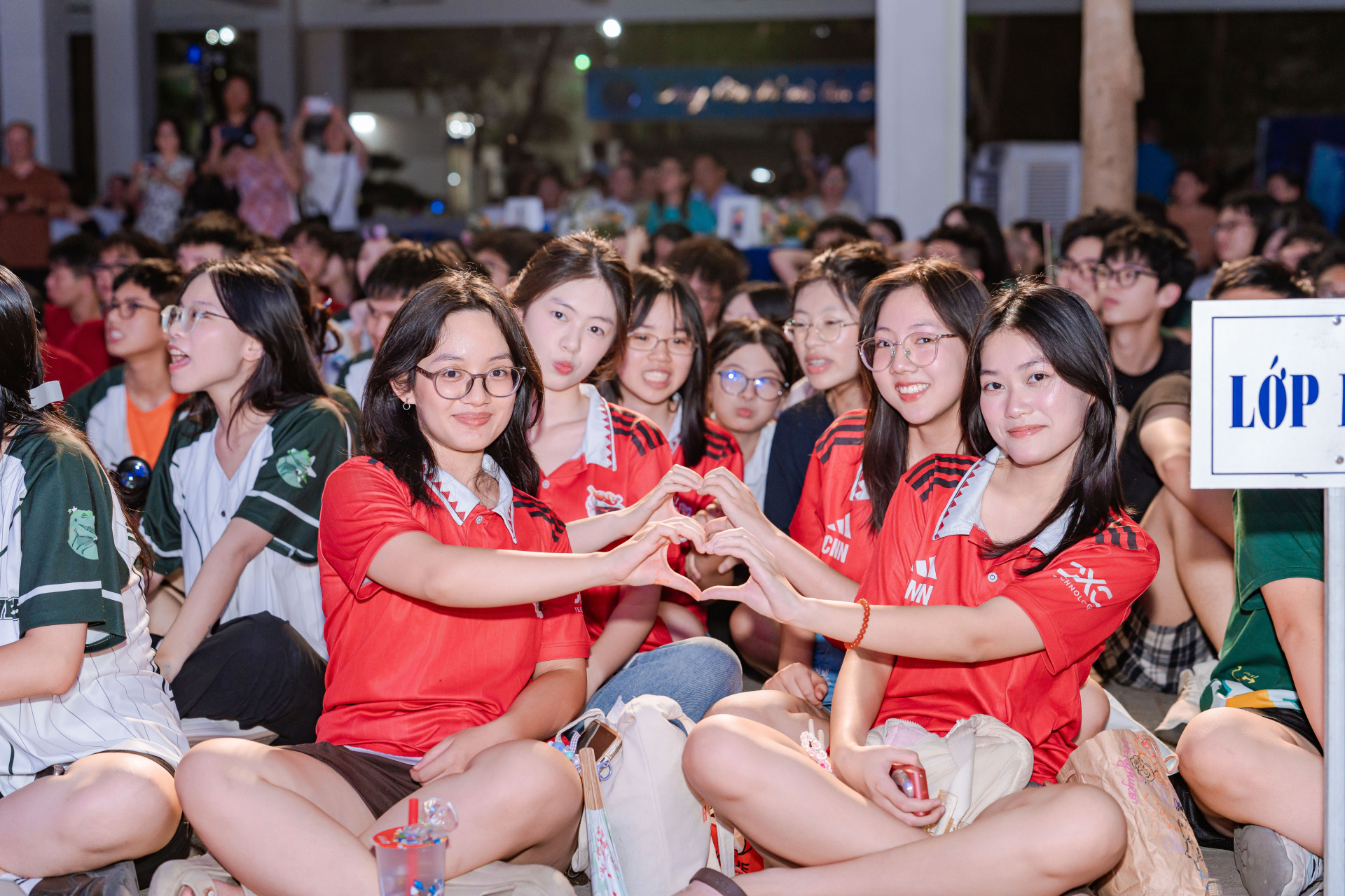 Nữ sinh Chuyên Ngoại Ngữ tỏa sáng rạng ngời tại lễ tri ân