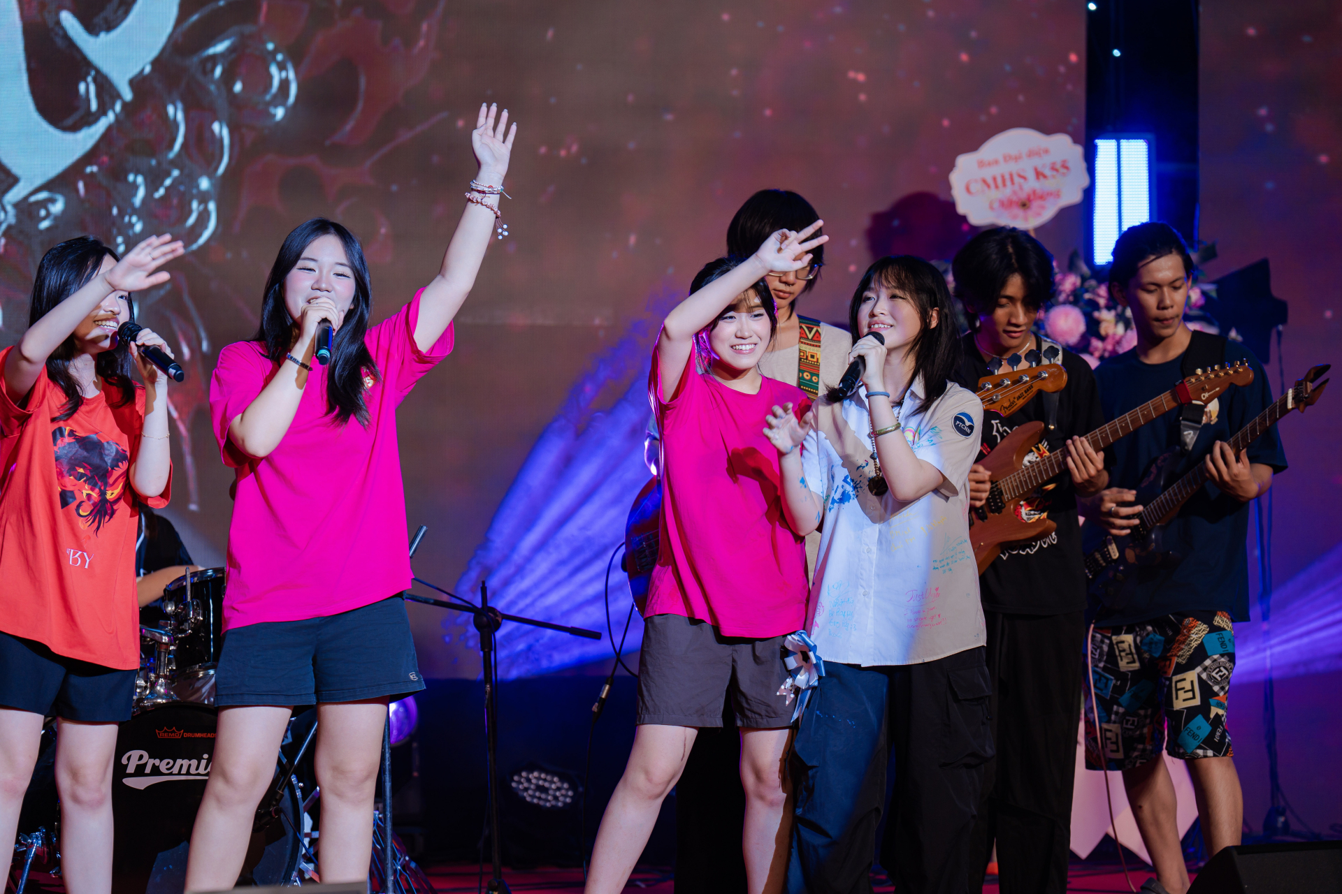 Hơn 1000 ngày thanh xuân thu bé lại vừa bằng một lễ trưởng thành đặc biệt tại Chuyên ngoại ngữ -