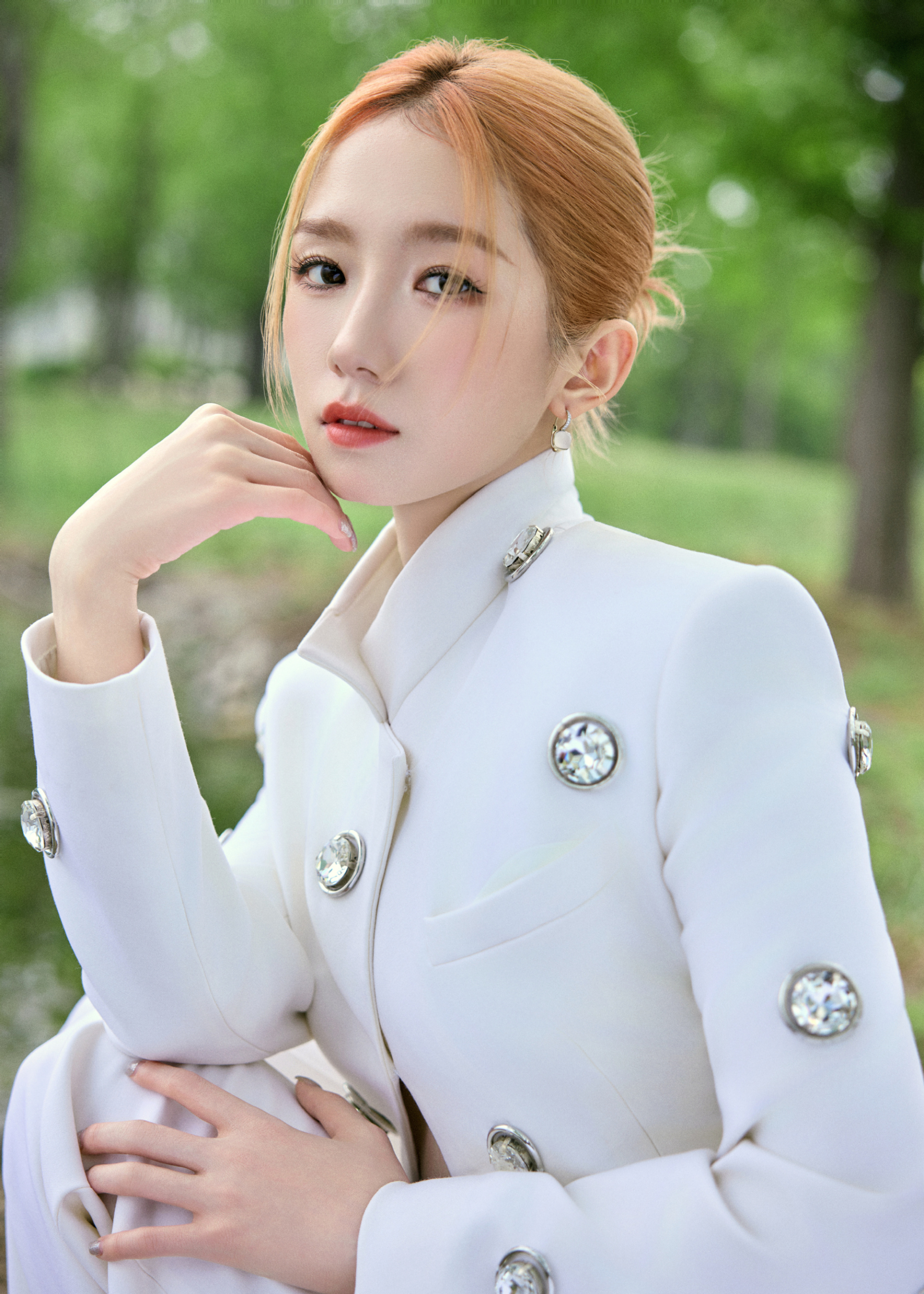 Nữ ca sĩ gen Z đánh mất sự nghiệp sau khi vướng bê bối đời tư. Ảnh: Sina