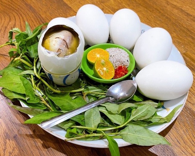 Khách Hàn lấy hết can đảm thử món độc đáo nhất tại Việt Nam, cái kết khiến nhiều người bất ngờ