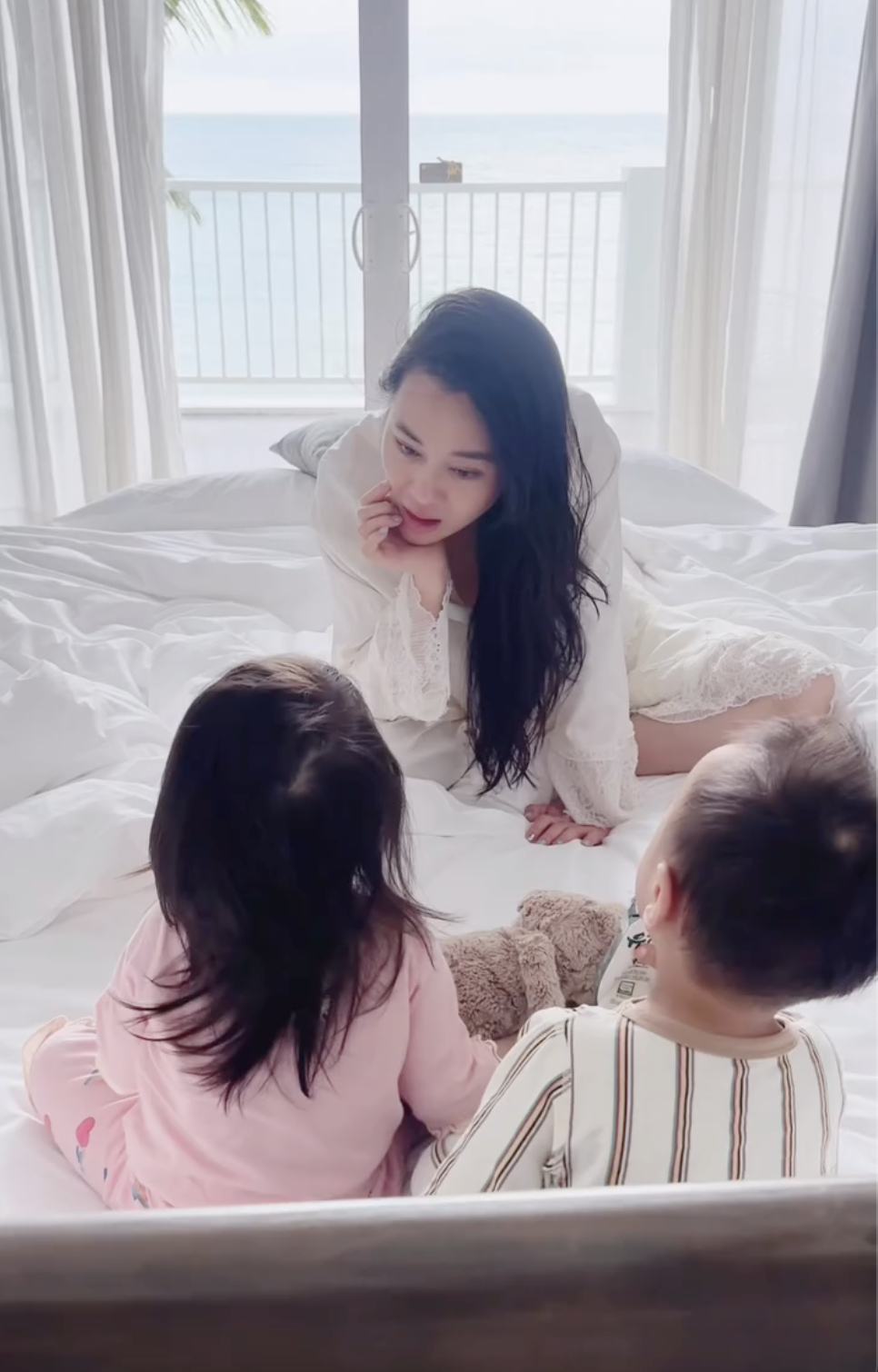 Phương Oanh thoải mái hơn trong việc chia sẻ cuộc sống bên 2 con 