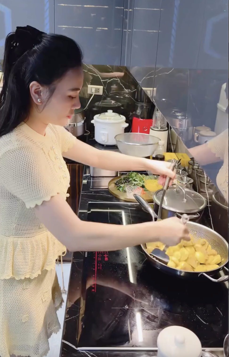 Phương Oanh duy trì việc nấu nướng, chuẩn bị từng bữa ăn cho 2 con 