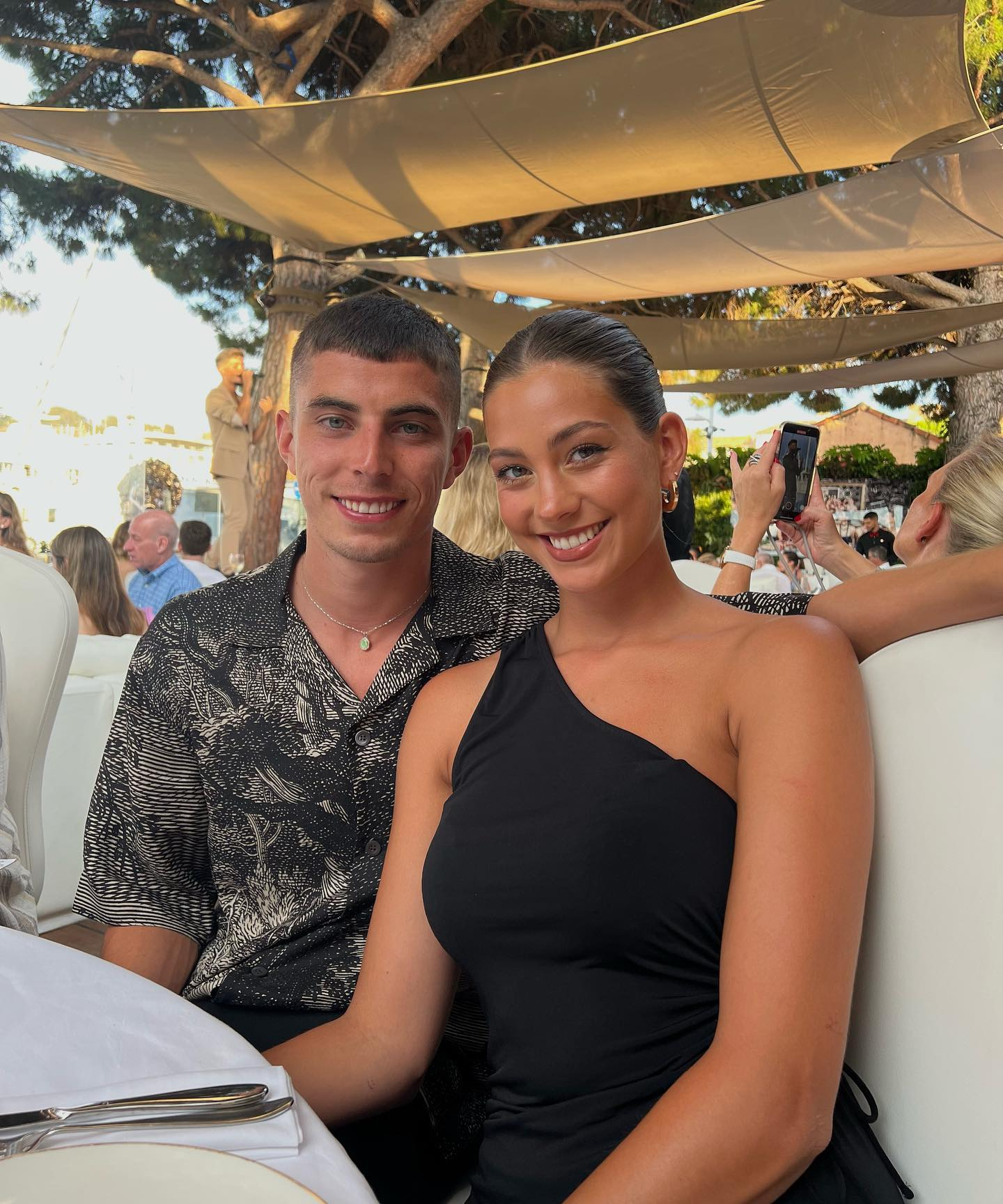 Dàn WAGs Arsenal và PSG
