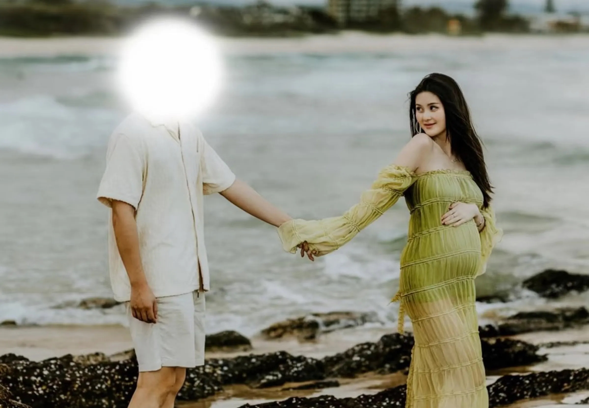 Hình ảnh khi cô có bầu lần lượt được hé lộ. Song, người đàn ông tự xưng là người yêu, cha của con gái Tritity vội xóa ảnh, ẩn tài khoản ngay sau đó.
