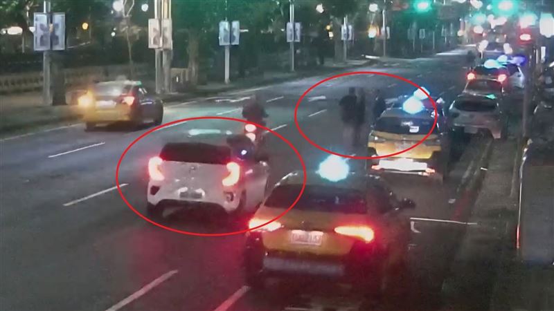 CCTV vụ nam ca sĩ gen Z chở bạn gái tông tài xế đang đứng chờ khách, bỏ trốn thì bị người dân đuổi theo đập vỡ cửa kính