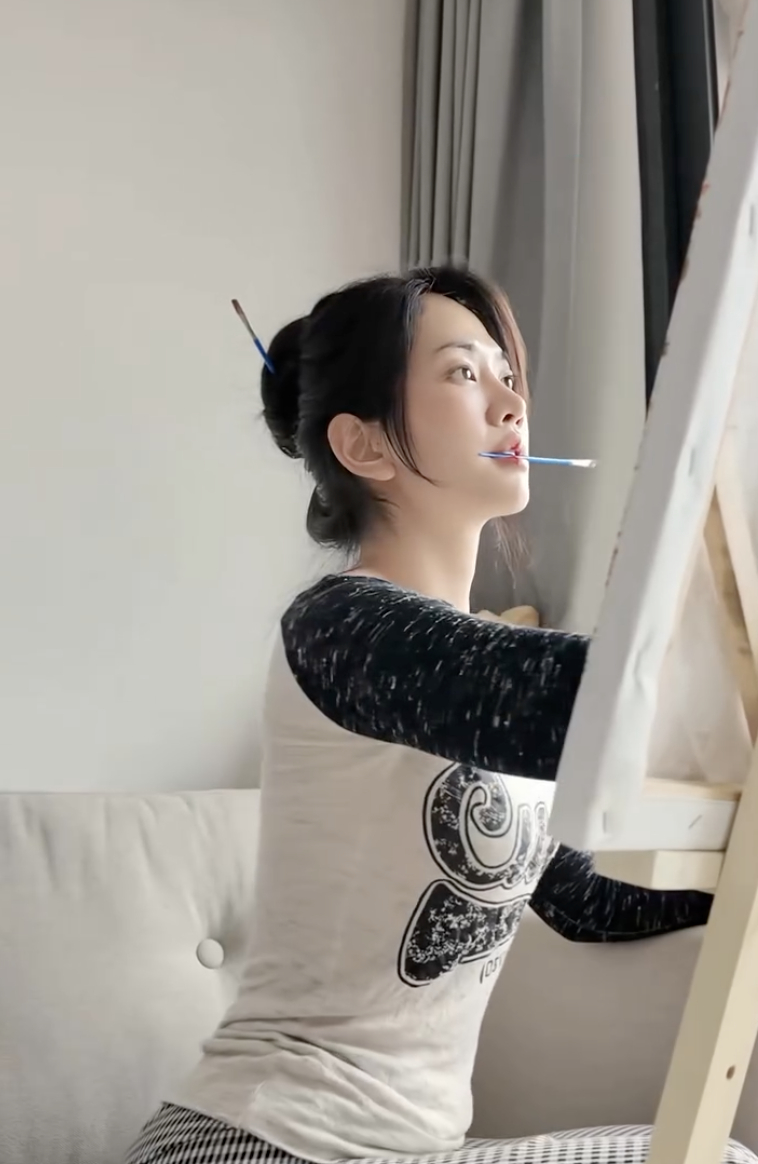 Cả TikTok hóa Lê Bống: Miệng ngậm cọ, tay tô màu, mắt nhìn xa xăm