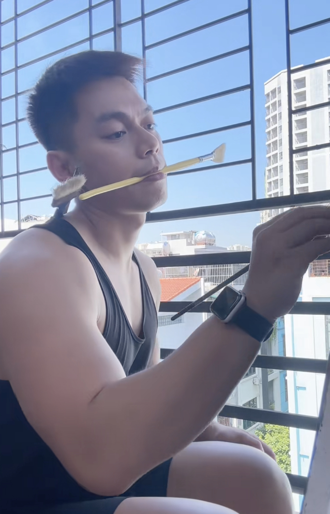 Cả TikTok hóa Lê Bống: Miệng ngậm cọ, tay tô màu, mắt nhìn xa xăm