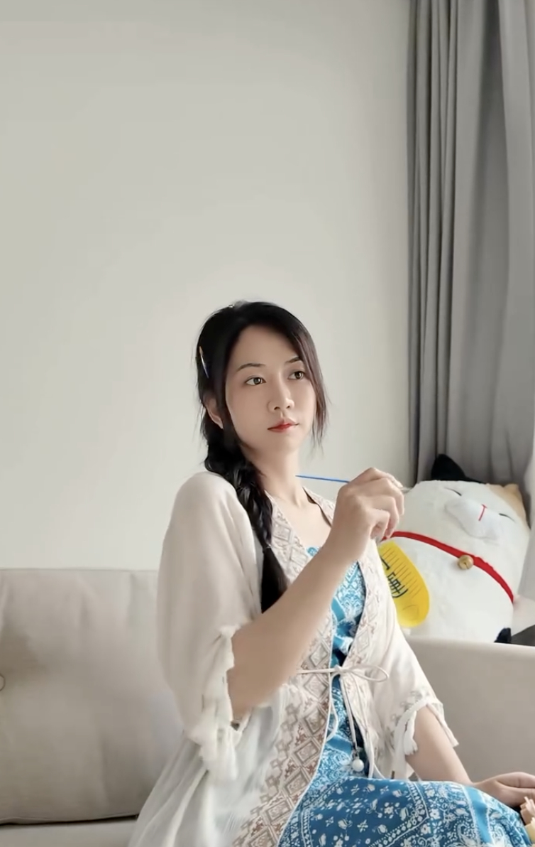Cả TikTok hóa Lê Bống: Miệng ngậm cọ, tay tô màu, mắt nhìn xa xăm