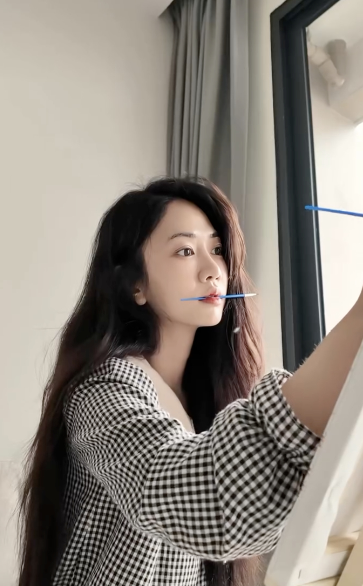Cách tạo dáng, vẽ tranh rồi quay clip của Lê Bống gây ra không ít tranh cãi khi nhiều người cho rằng nữ TikToker chỉ