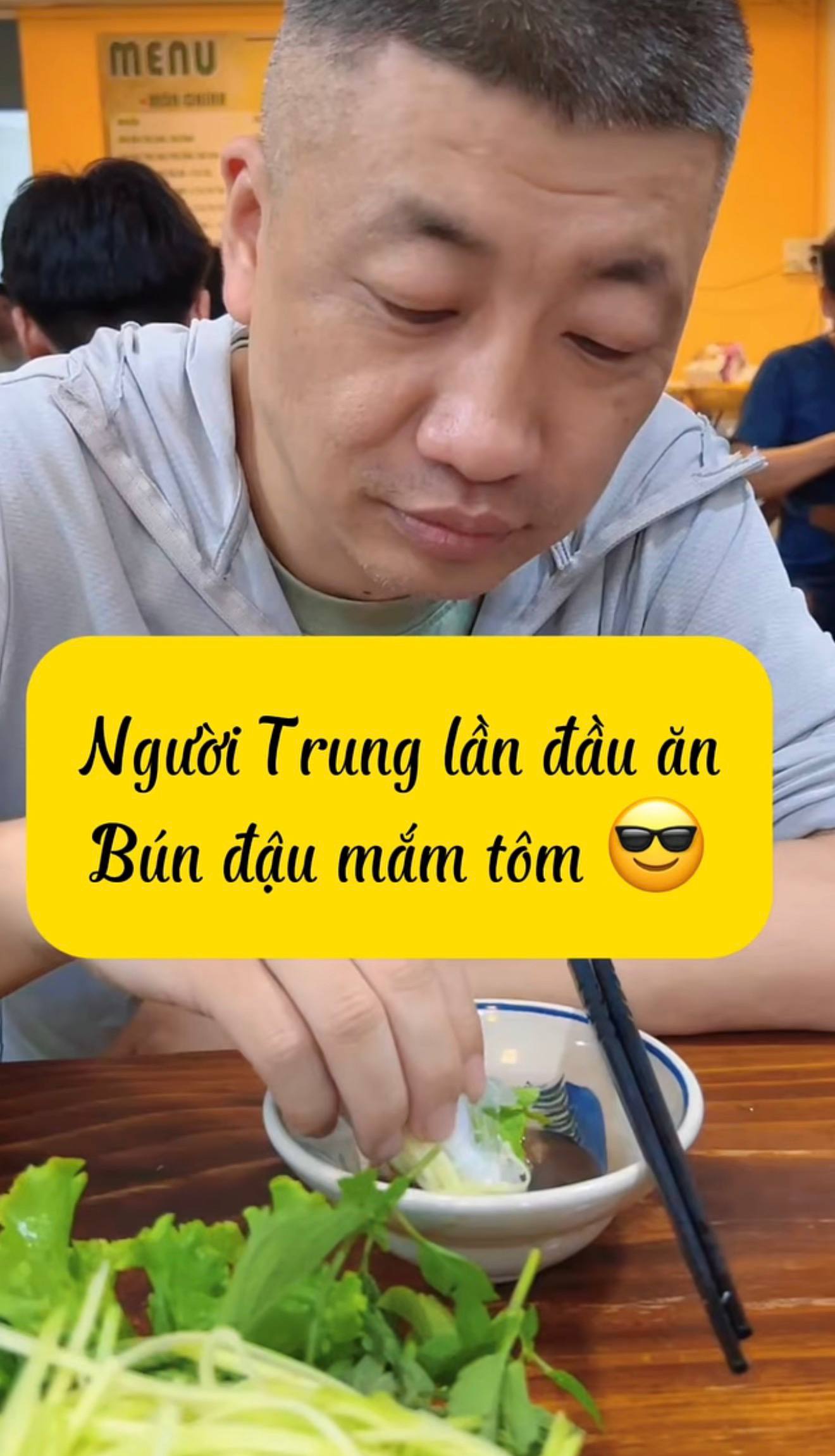 Khách Trung Quốc vừa nhăn mặt chê mắm tôm thối, giây sau đã nhún nhảy vì quá ngon