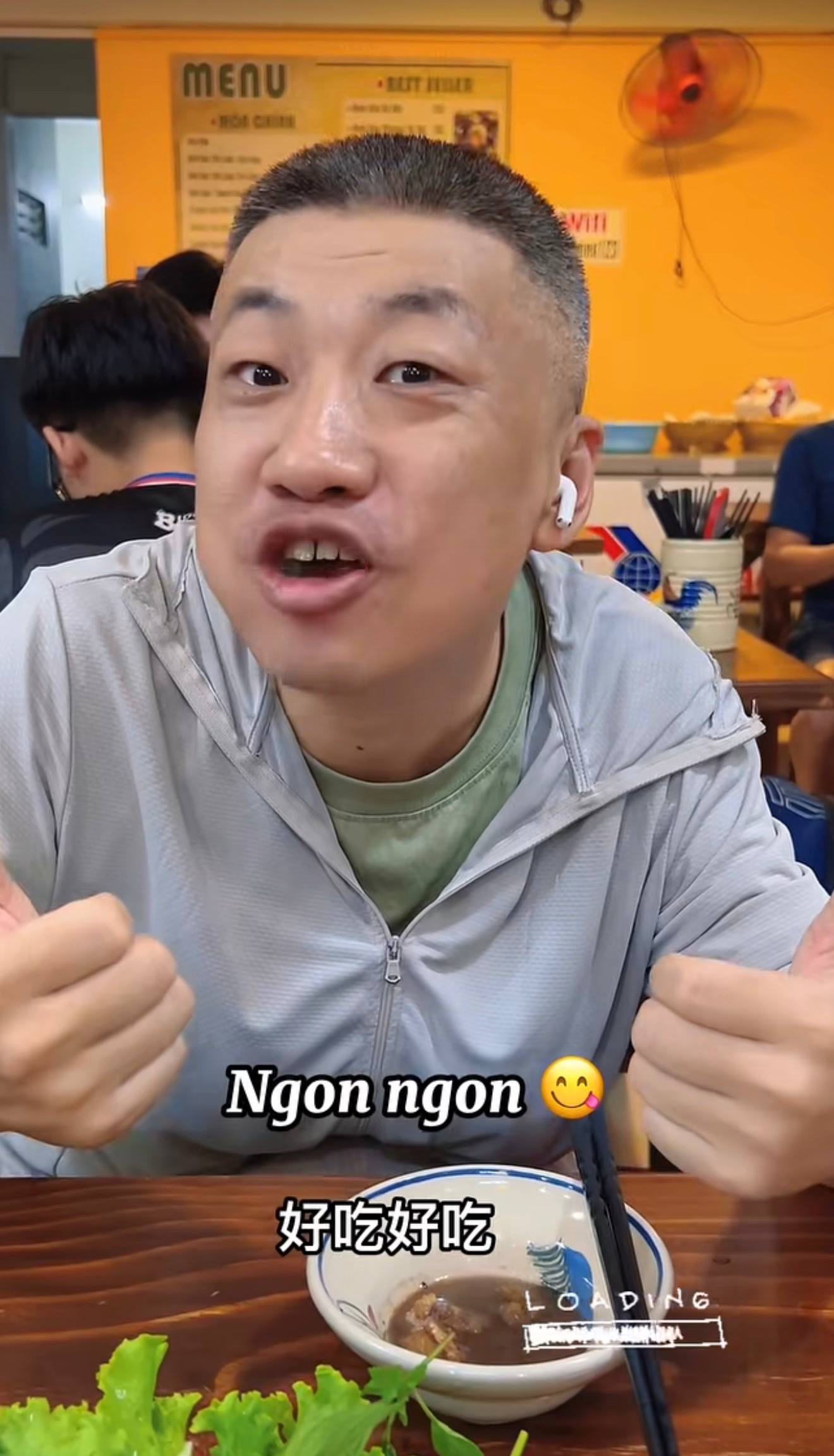Khách Trung Quốc vừa nhăn mặt chê mắm tôm thối, giây sau đã nhún nhảy vì quá ngon
