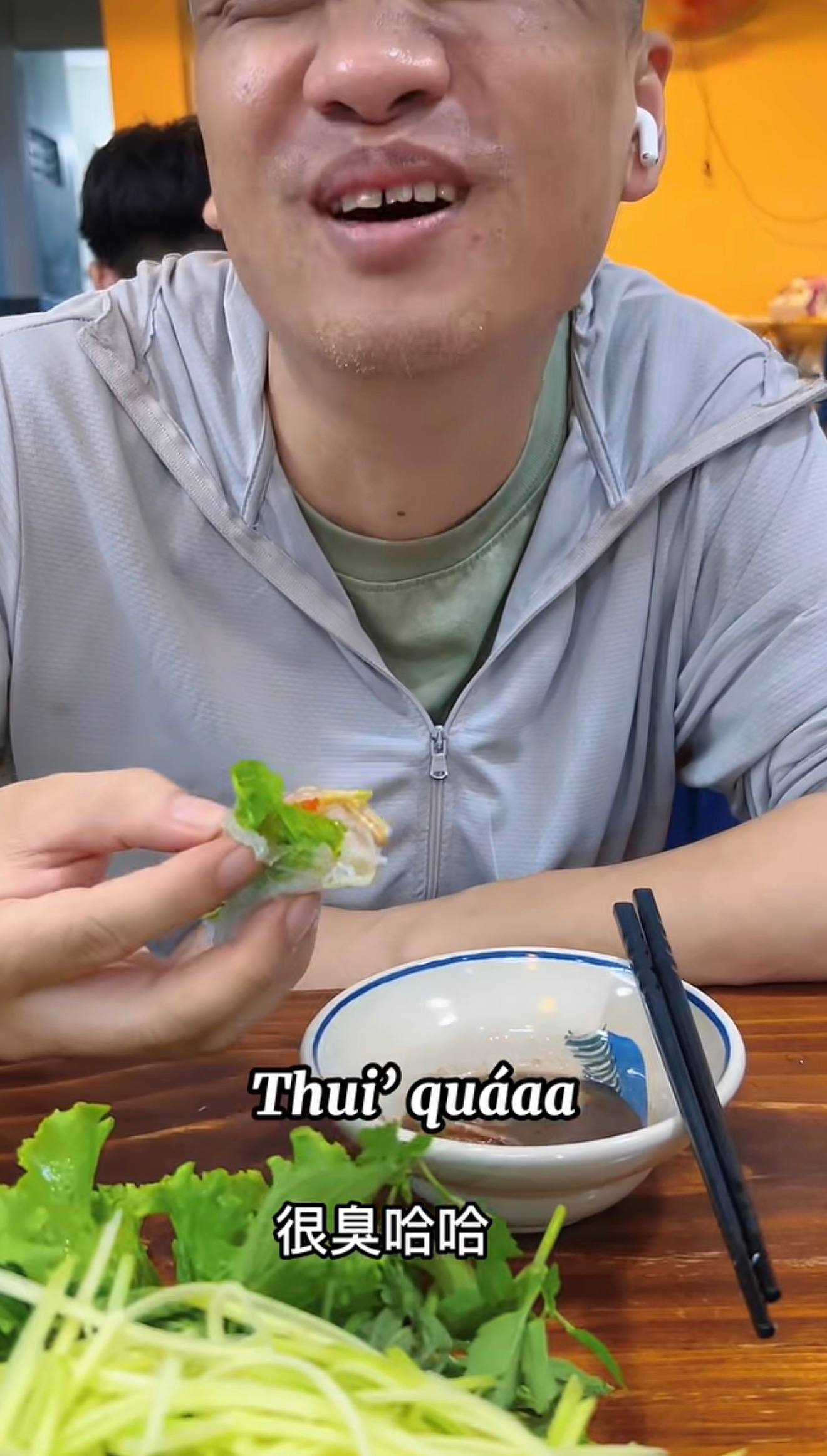 Khách Trung Quốc vừa nhăn mặt chê mắm tôm thối, giây sau đã nhún nhảy vì quá ngon
