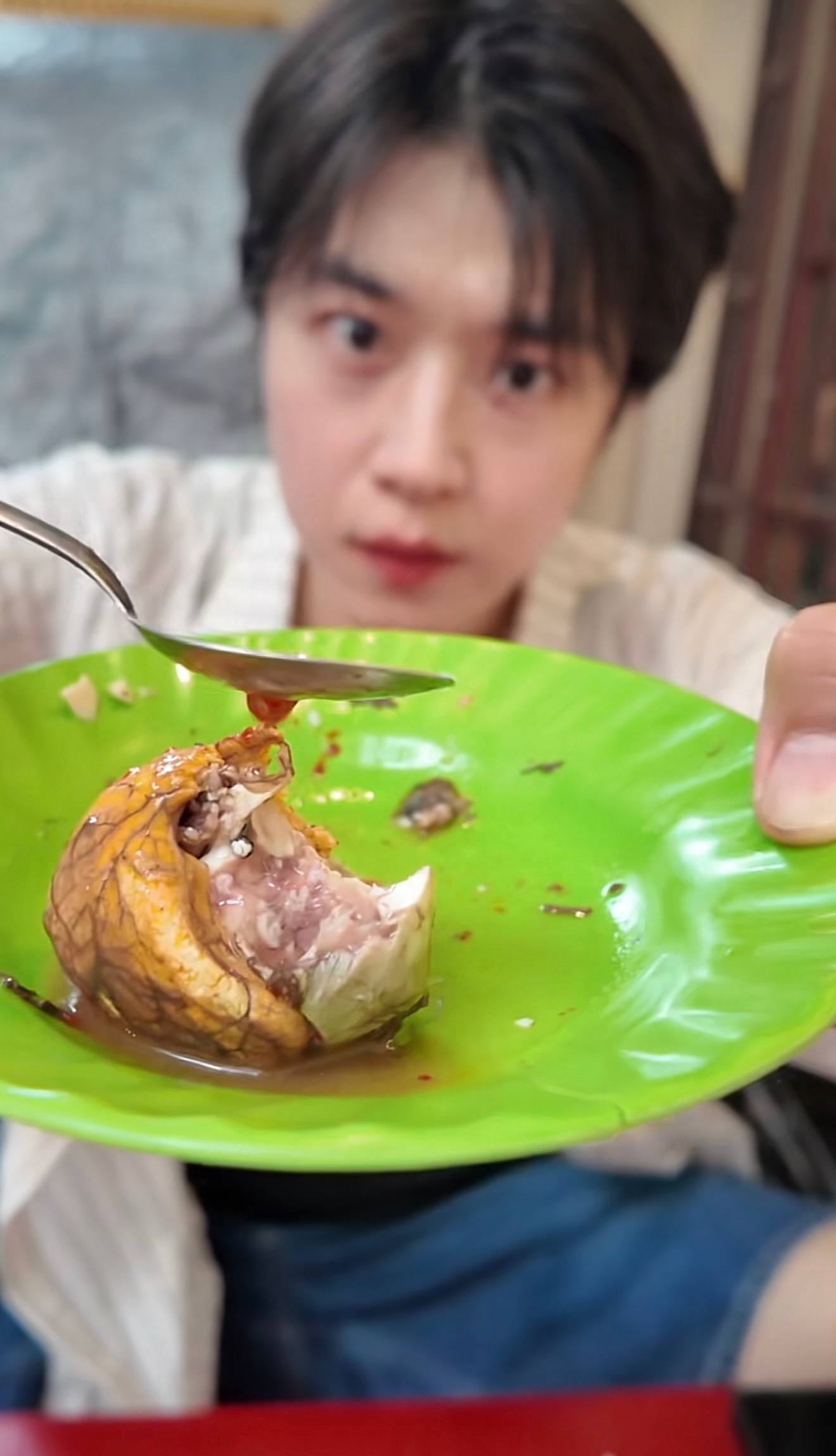 Khách Hàn lấy hết can đảm thử món độc đáo nhất tại Việt Nam, cái kết khiến nhiều người bất ngờ