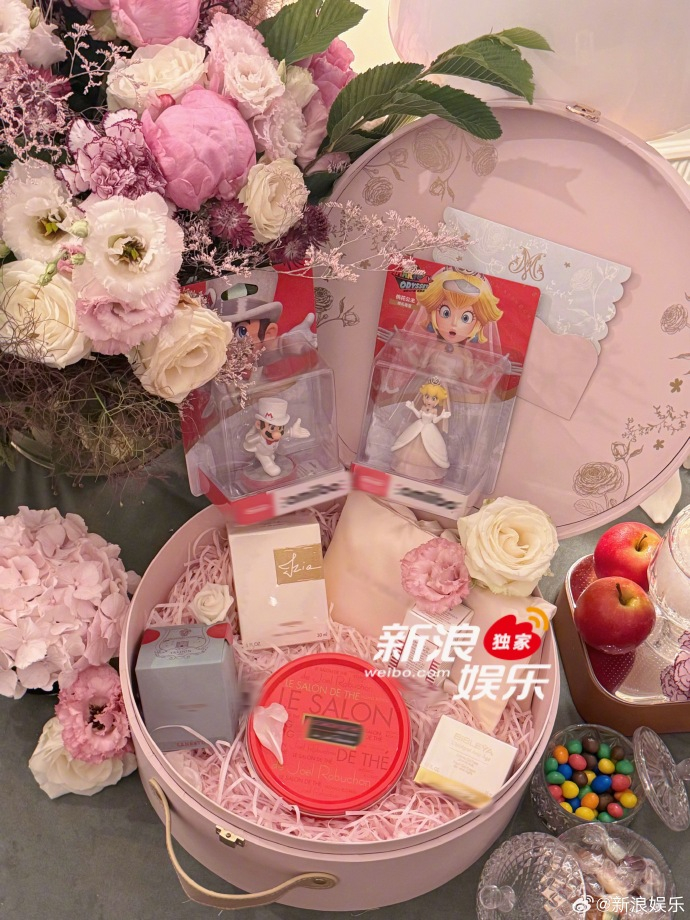 Hộp quà chứa nước hoa Pháp đặt làm riêng, nến thơm, bánh cưới đạt sao Michelin và mô hình của Hề Mộng Dao và Hà Du Quân có giá hơn 23 triệu đồng/set. Ảnh: Sina. 