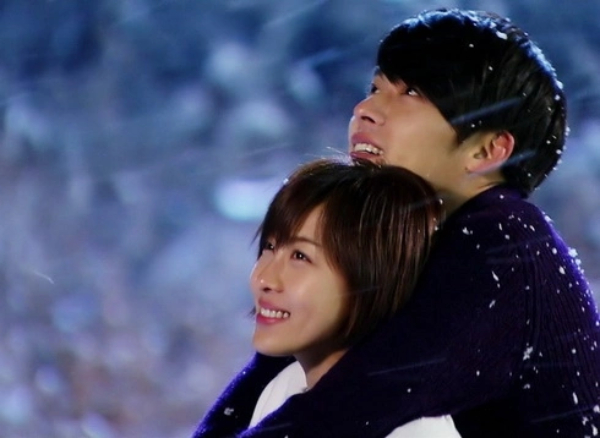 Loạt ảnh trong hậu trường Show! Music Core của Ha Ji Won cũng nhanh chóng trở thành chủ đề nóng. Ở ngưỡng U50, nữ diễn viên gây sốt với visual trẻ trung, “hack tuổi” thần sầu. So với hồi đóng Secret Garden cách đây 16 năm (ảnh dưới), Ha Ji Won không thay đổi nhiều, thậm chí còn trở nên mặn mà đằm thắm hơn theo thời gian. Ảnh: Naver
