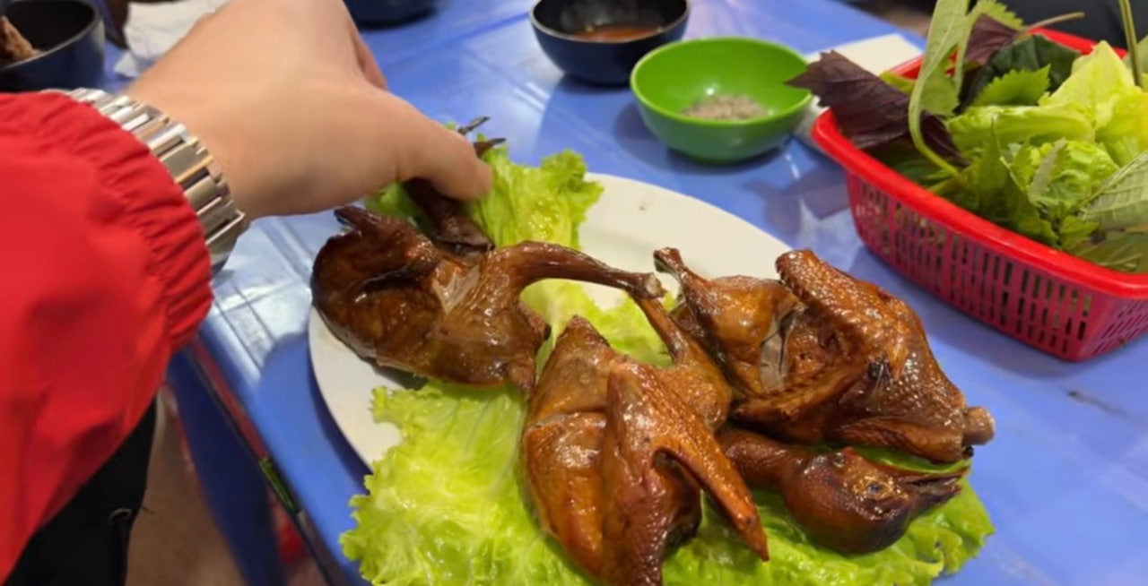 Khách Tây đến Việt Nam chi 300.000 đồng cho 2 con chim câu vỉa hè, khen ngon như bữa tiệc thịnh soạn