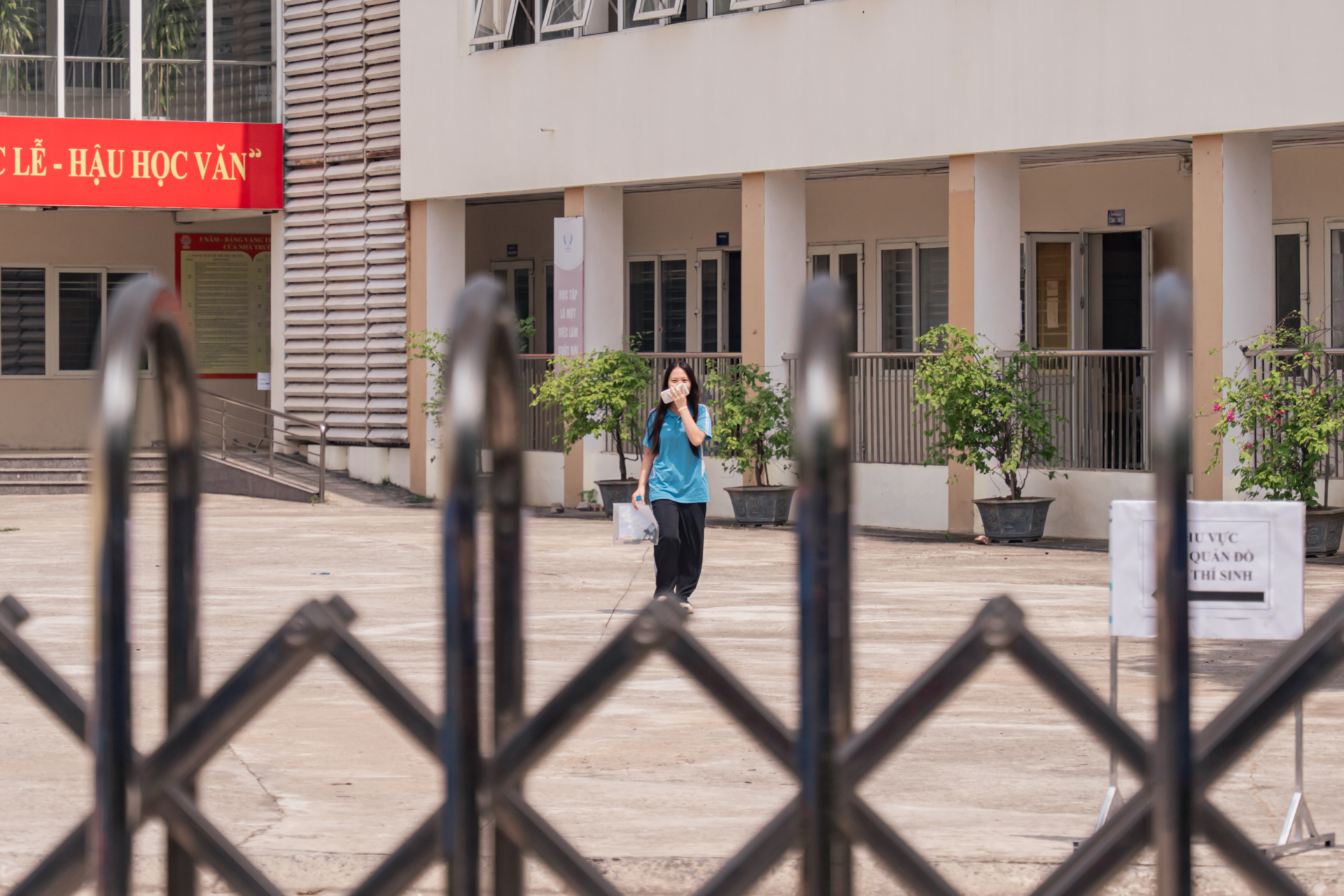 Thí sinh đầu tiên ra khỏi phòng thi tại điểm thi THPT Xuân Phương. (Ảnh: Trịnh Nguyễn Long Nhật)