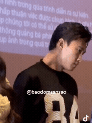 Nam diễn viên liên tục xoay cổ, biểu hiện thiếu tập trung (Nguồn: @baodomsansao)