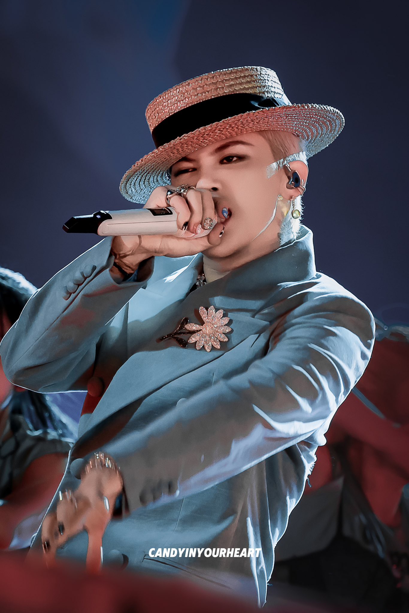 G-Dragon được ước tính nhận về hơn 65 tỷ won, tương đương khoảng 1.200 tỷ đồng Việt Nam, chưa tính các khoản doanh thu khác từ tour lưu diễn